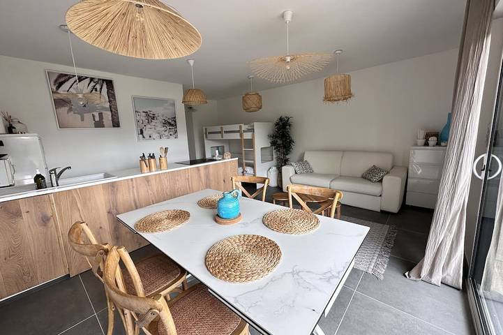 Gîte pour 4 personnes, avec Terrasse à Les Attaques