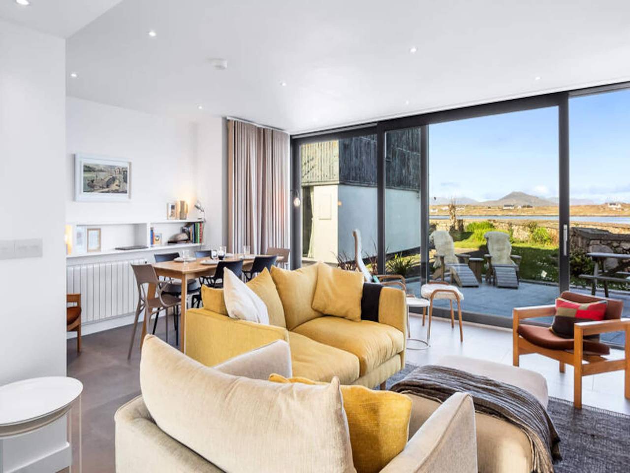 Entire apartment, Cottage in Roundstone near Gurteen Bay in Roundstone, Connemara
