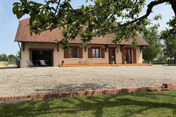 Gîte pour 12 personnes, avec jardin et jacuzzi à Piney