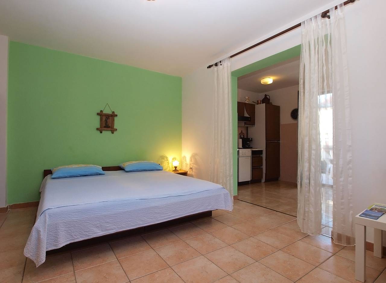 Apartamento entero, Apartamento de vacaciones para 4 personas con terraza in Banjole, Costa sur de Istria