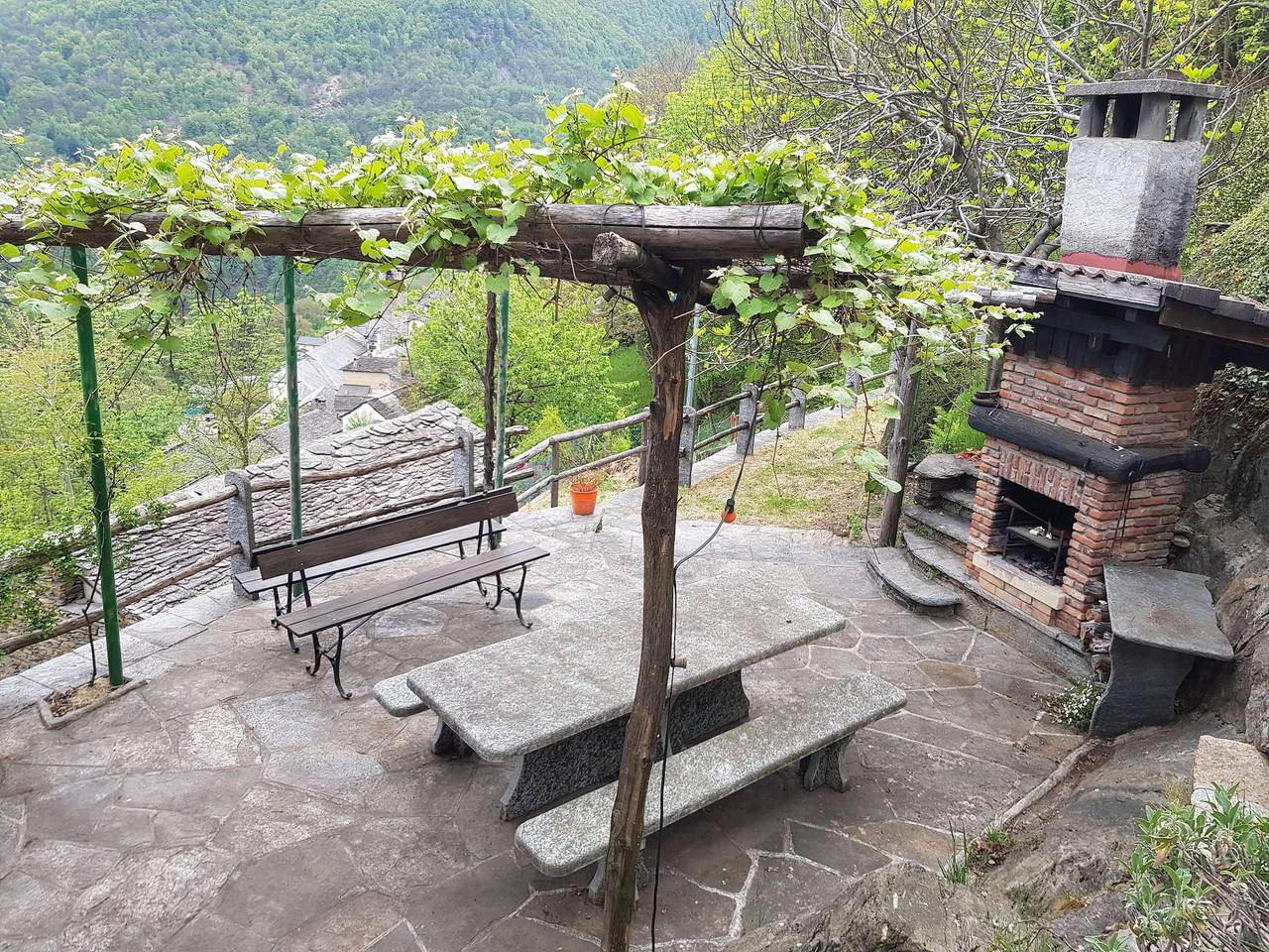 Ferienhaus 'Casa Grande' mit privatem Garten, Balkon und Wi-Fi in Falmenta, Valle Cannobina