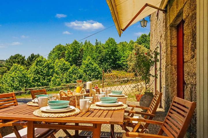 Location de vacances pour 8 personnes, avec terrasse et vue ainsi que jardin et piscine, animaux acceptés dans Santa Marinha do Zêzere - 3