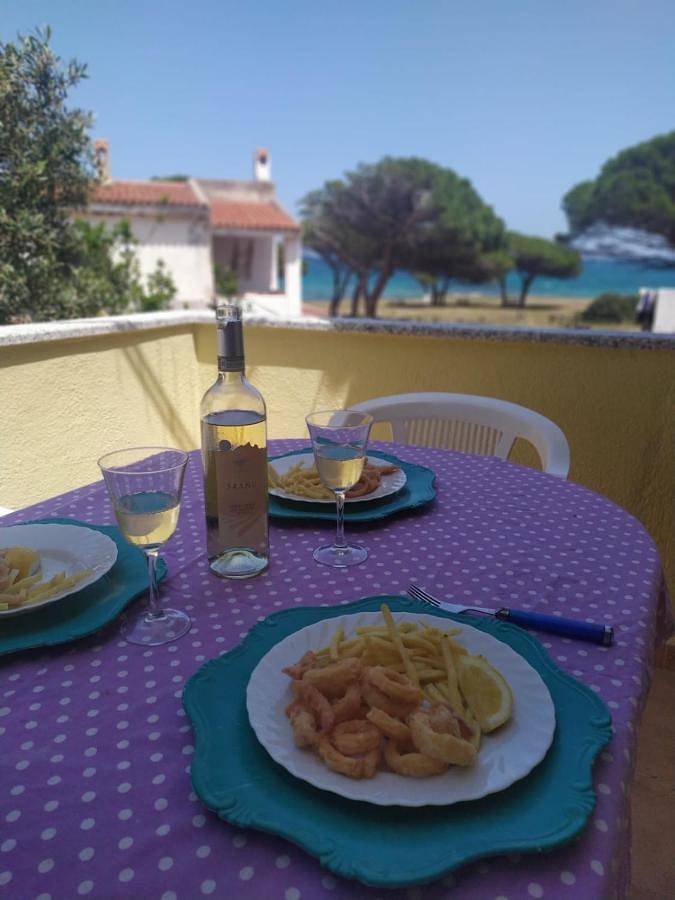 Gîte pour 6 personnes, avec Balcon et Terrasse ainsi que Jardin et Vue dans San Giovanni Sardinia