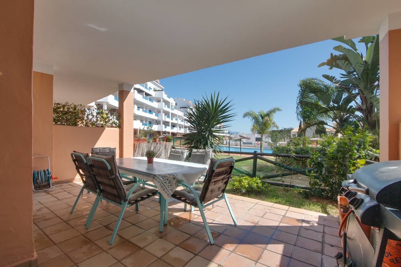 Entire apartment, Apartment 'Duquesa Suites Golf and Gardens' with Shared Pool, Wi-Fi and Air Conditioning in Duquesa Regent, Manilva