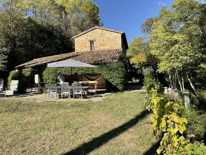 Location de vacances pour 8 personnes, avec jardin, animaux acceptés à Entrecasteaux