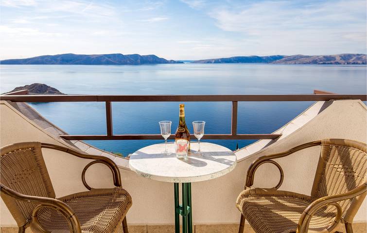 Ganze Ferienwohnung, Gemütliche 2-Zimmer-Wohnung mit Terrasse, 700 m vom Strand entfernt in Sveti Juraj, Naturpark Velebit