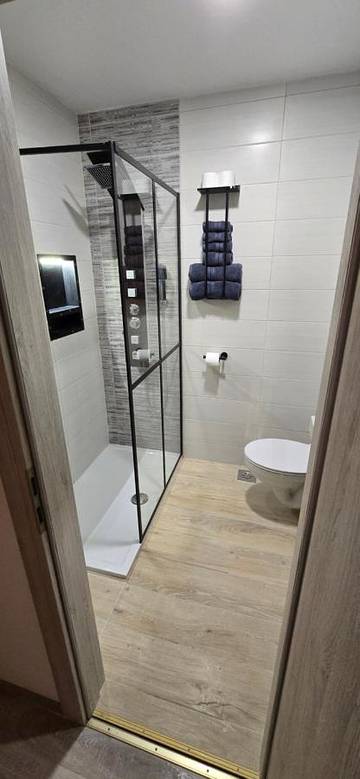 Gîte pour 4 personnes, avec vue ainsi que jardin et piscine dans Ormož