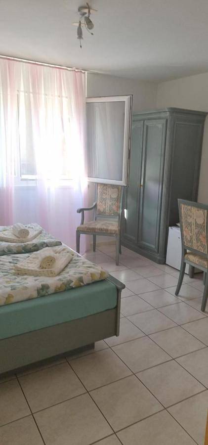 A u r o r a Central Room climatizzata vicino Ffs in Cadenazzo, Ticino