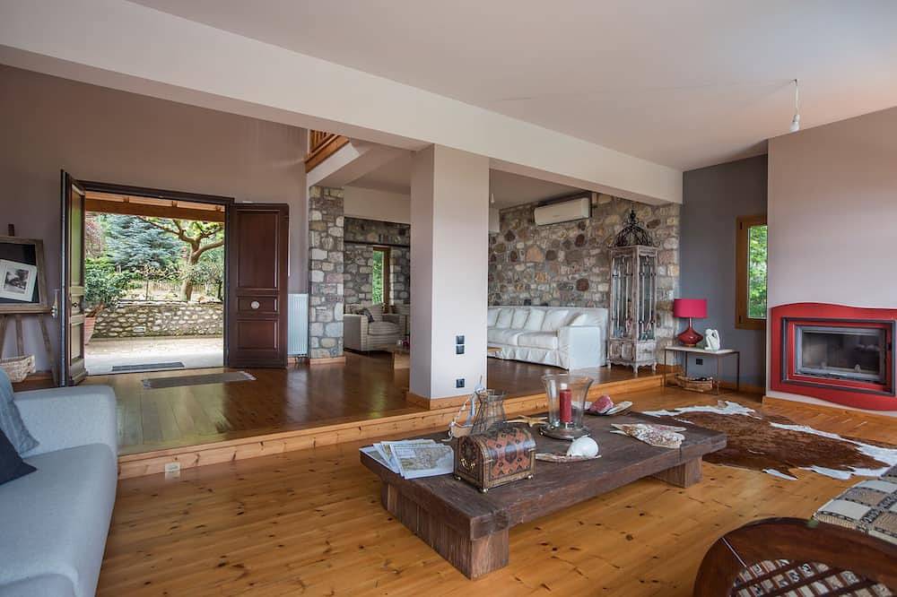 Villa Panorama mit Meerblick und Gemeinschaftspool in Achaia