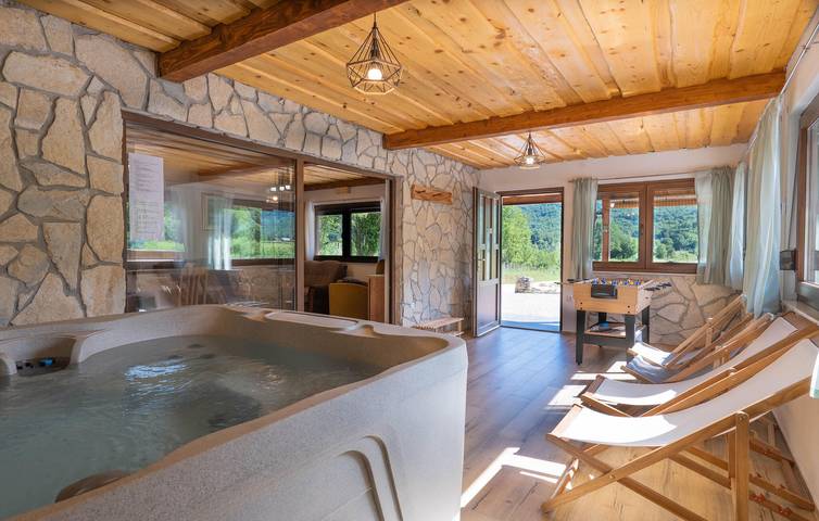 Charmante 2-Zimmer-Wohnung mit Pool, Grill und WLAN in Flussnähe in Gospitsch, Lika-Senj