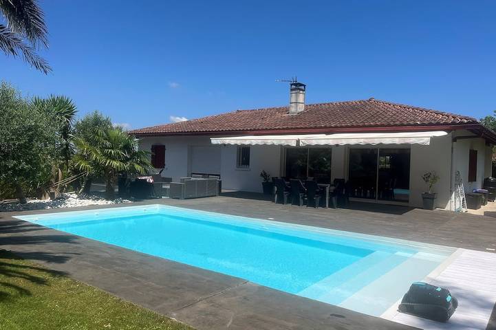 Location de vacances pour 7 personnes, avec terrasse ainsi que jardin et jacuzzi à Jatxou
