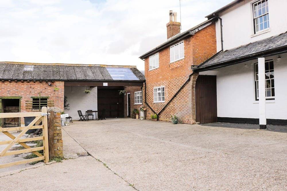 Redwood Cottage, family friendly, with a garden in Kimbolton in Bedford