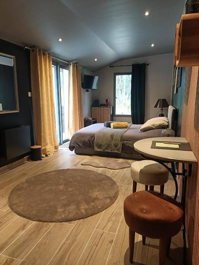 Location de vacances pour 2 personnes, avec Jacuzzi et Terrasse ainsi que Jardin et Vue à Pouzy-Mésangy
