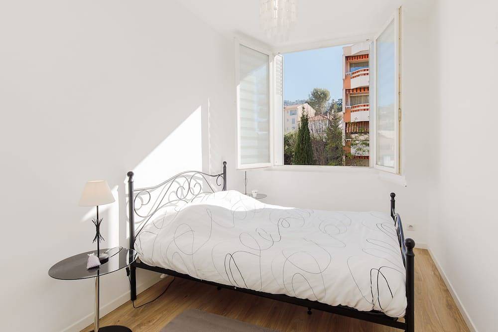 Appartement entier, Super Cannes Center ★★★1 à 4 pers 10 minute pied du Centre Clim Parking wifi in Cannes, Région de Cannes