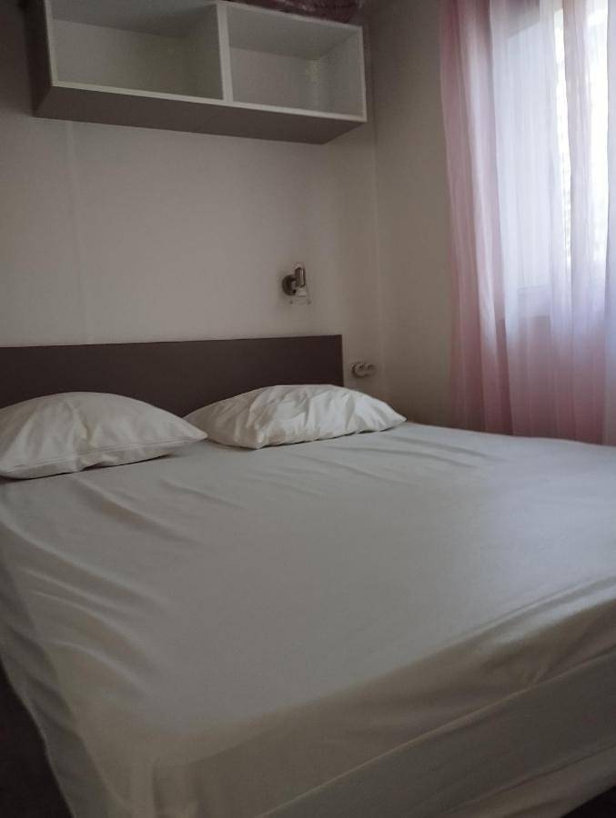 Camping pour 4 personnes, avec piscine ainsi que jacuzzi et sauna, animaux acceptés à Fréjus - 2