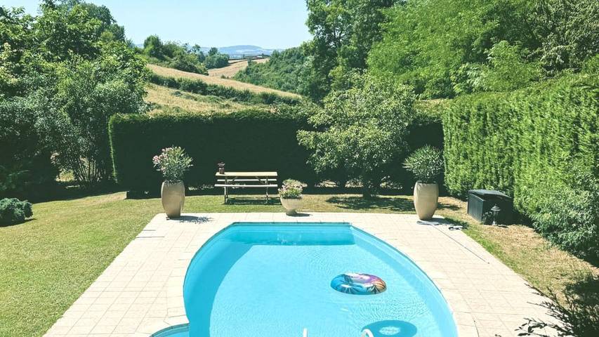 Location de vacances pour 2 personnes, avec piscine et jardin ainsi que vue et terrasse à Fleury-la-Montagne