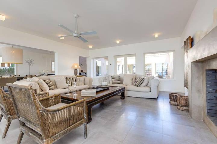 Location de vacances pour 12 personnes, avec terrasse et jardin ainsi que vue et piscine, animaux acceptés à Cabo Roig - 3