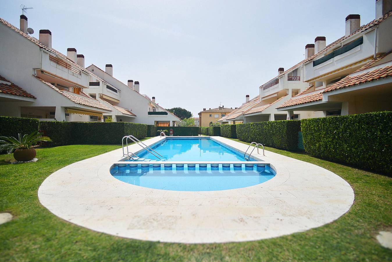 Apartamento entero, Apartamento con gran terraza privada, cerca de la playa, jardín y piscina comunitaria. Pk in Platja d'Aro, Costa Brava