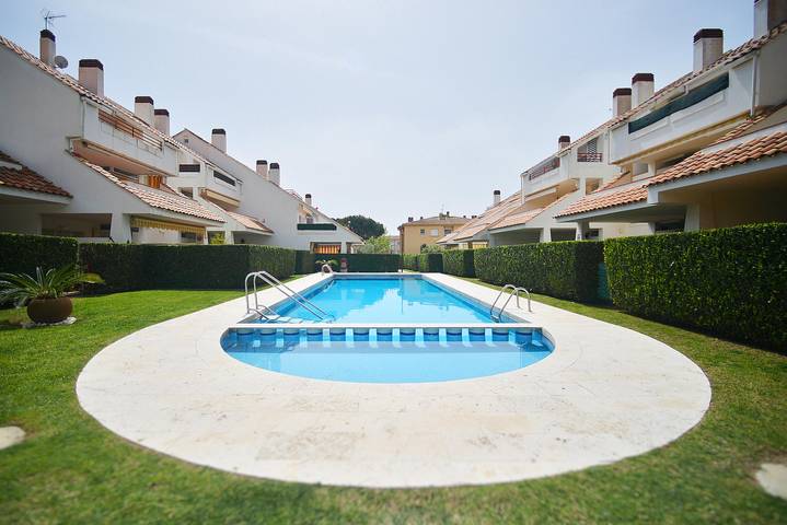 Apartamento de vacaciones para 5 personas, con terraza y vistas además de piscina y jardín - 1