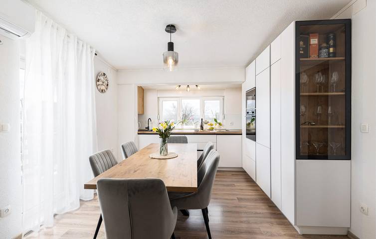 Reizende 156 m² große Wohnung mit Pool und Terrasse in Sinj, 1,5 km vom Stadtzentrum entfernt in Sinj, Dalmatinisches Zagora