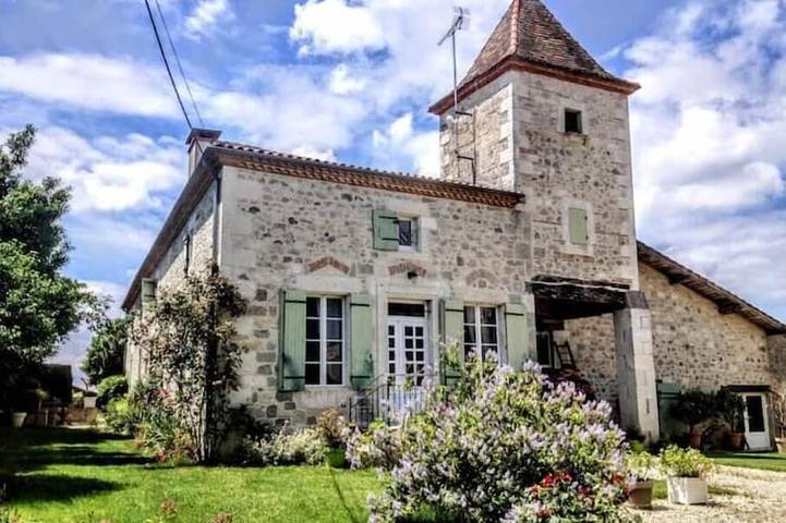 Location de vacances pour 7 personnes, avec jacuzzi ainsi que piscine et jardin à Bourran