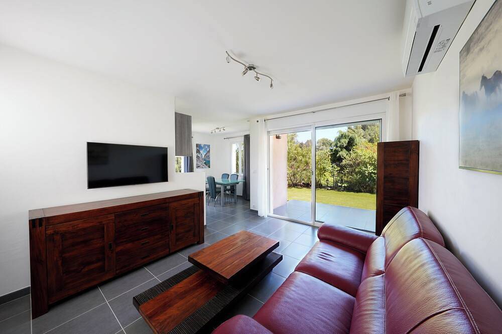Entire apartment, T2 40m2 Ollioules, la Nature, à 10 Mins des Plages in Ollioules, Toulon region