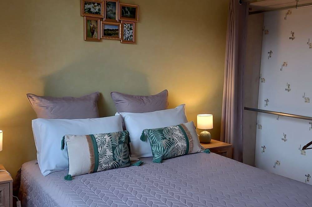 La maison de la Vallée ***, 4 p, terrace, enclosed garden, 5kms from Sarlat in Vitrac, Périgord Noir