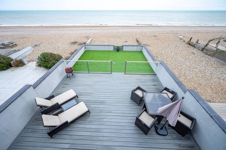 Oceanfront Villa with Stunning Beach Views in Pevensey, Sussex Oriental