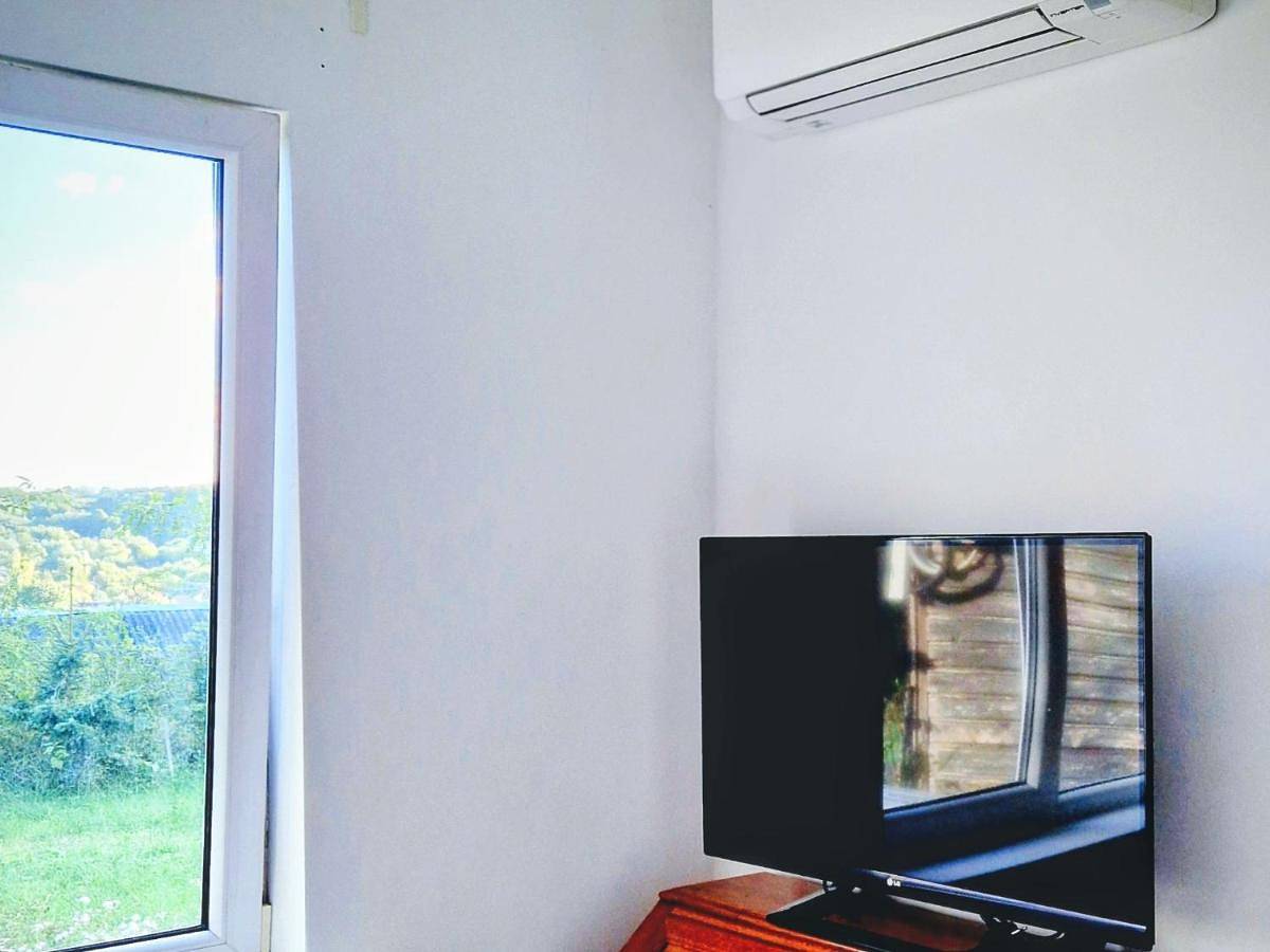 Hillside view house with garden, private parking, quiet location - 12 min to Old town anytime, Long stays welcome in Vilnius, Lithuania