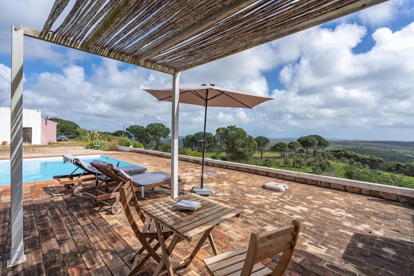 Casa de férias 'Lua' com vista para o mar, piscina partilhada e acesso Wi-Fi in Bordeira, Distrito de Faro