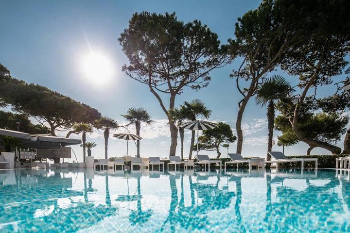 Hôtel pour 3 personnes, avec piscine ainsi que vue et terrasse, animaux acceptés