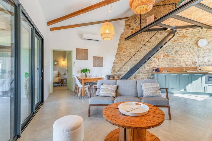 Casa vacanze Les Gîtes De Figon con piscina privata, Wi-Fi e aria condizionata in Laudun-l'Ardoise, Nimes e dintorni