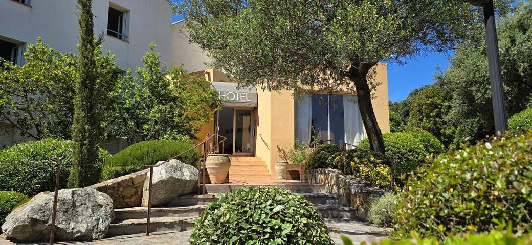 Hôtel pour 2 personnes, avec jardin ainsi que piscine et vue à L'Île-Rousse - 3