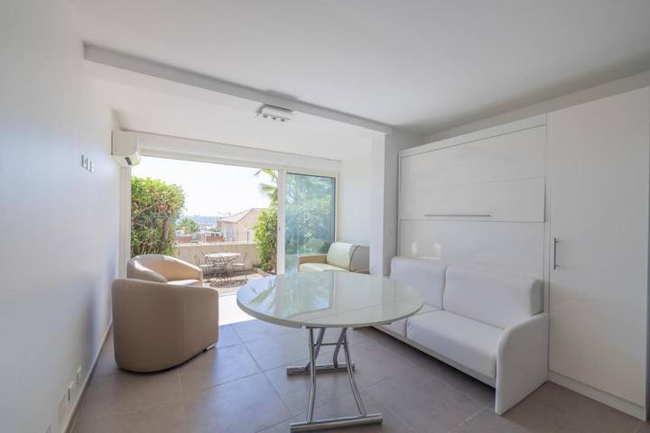Gîte pour 4 personnes, avec Terrasse ainsi que Piscine et Vue dans Chateau Charles Roux Sausset Les Pins