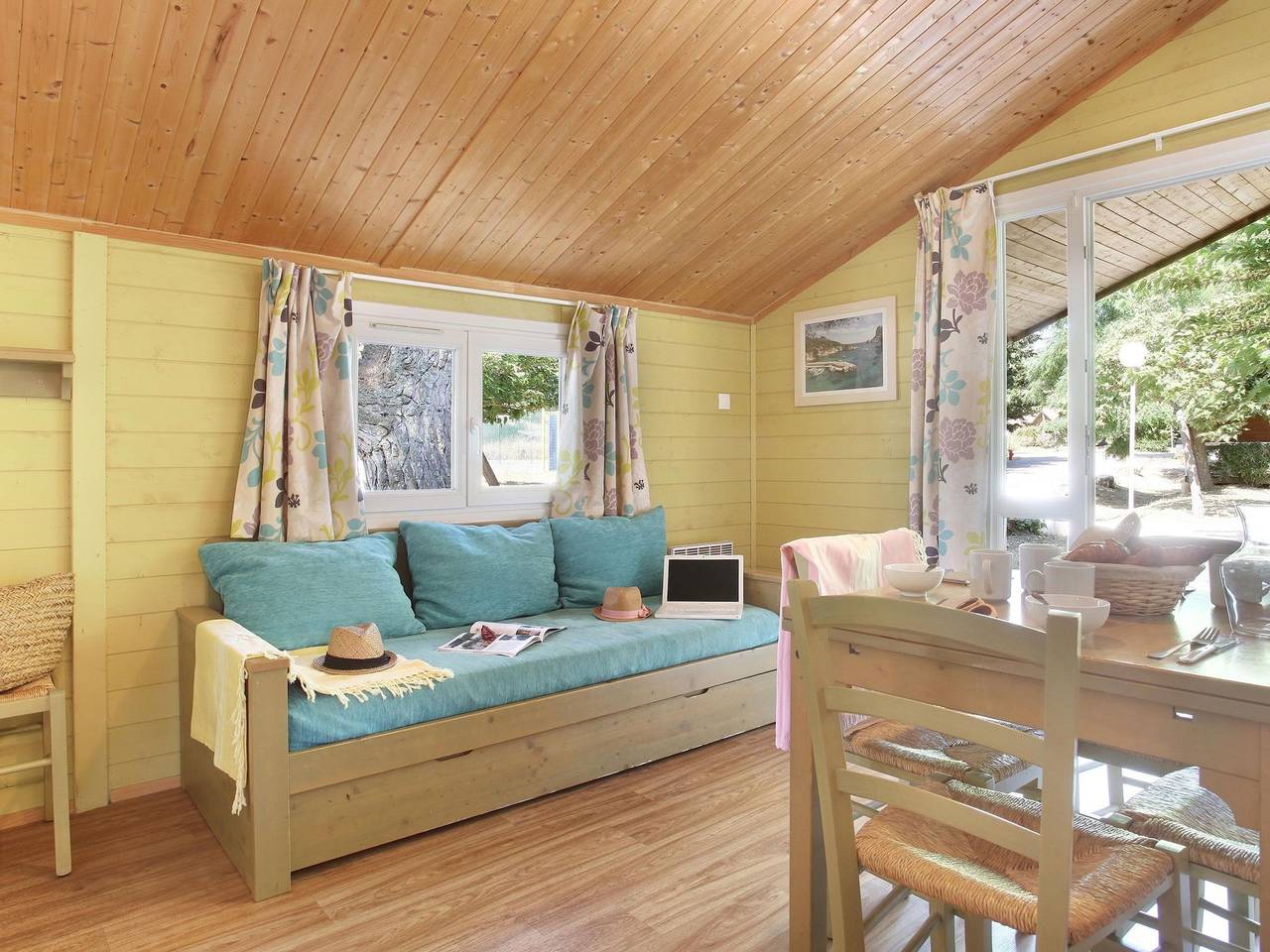 Pleasant chalet with covered terrace in beautiful surroundings in Carnoux-en-Provence, Marseille und Umgebung