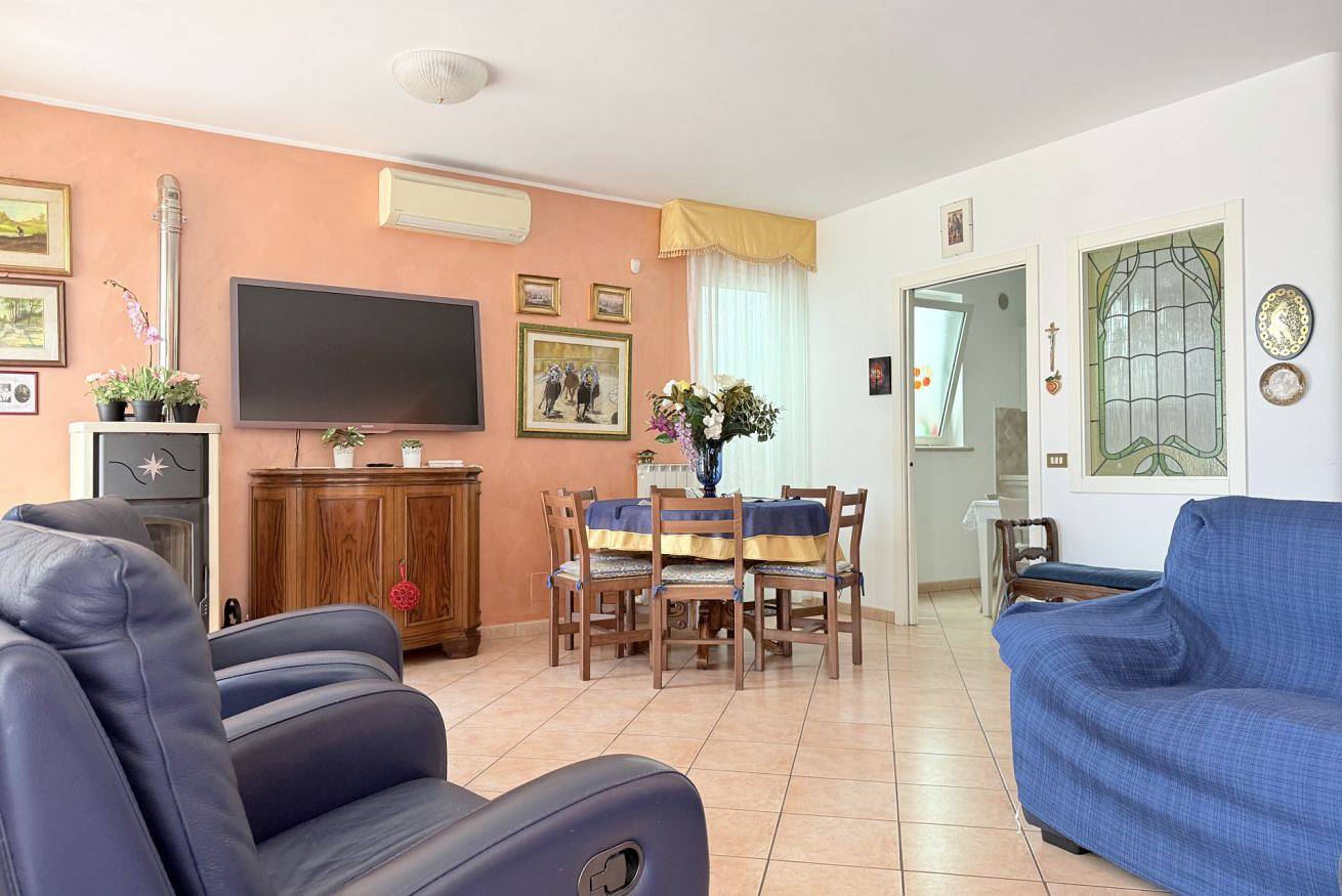 Appartamento intero, P099- Porto Recanati, elegante porzione di villa con giardino in Loreto, Provincia di Ancona