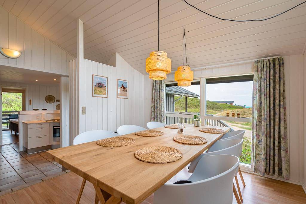 Nyrenoveret (2025) og rummeligt sommerhus beliggende på en pragtfuld klitgrund med havudsigt. in Henne, Varde Region