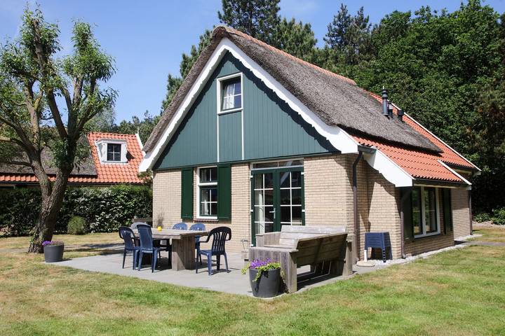 Bungalow für 6 Personen, mit Balkon/Terrasse und Terrasse sowie Garten und Pool auf Texel