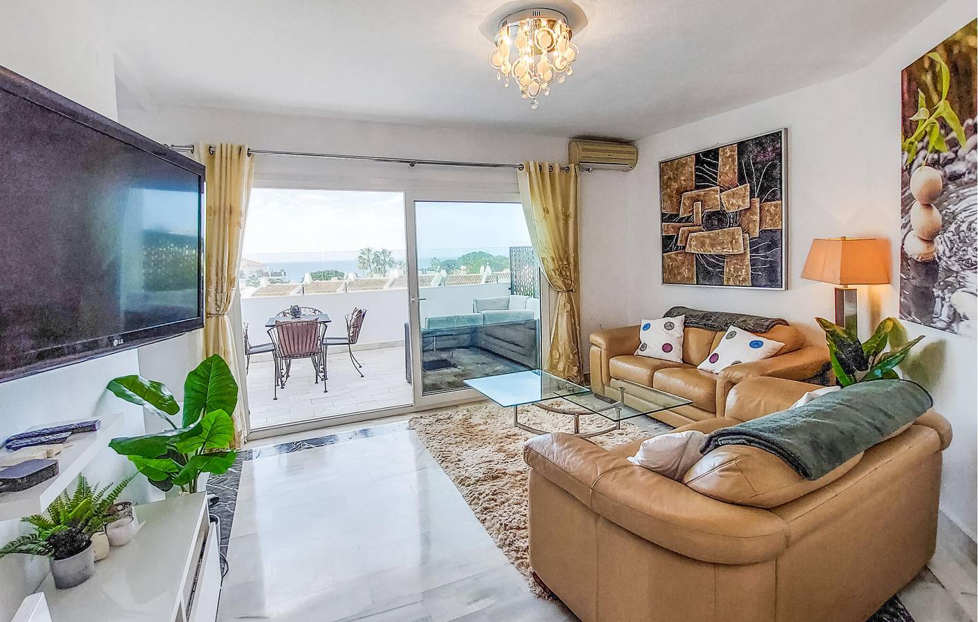 Apartamento vacacional entero, Apartamento con vistas al mar, aire acondicionado, aparcamiento, terraza, piscina e Internet in Urbanizacion Calahonda, Mijas