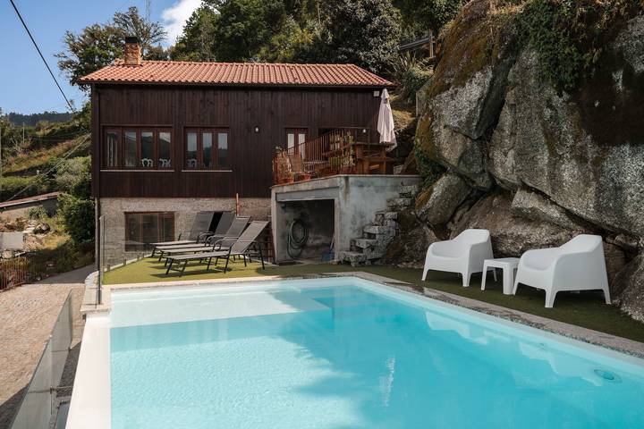 Vacation rental for 12 people, with yard and lake view, with pets in Northern Portugal