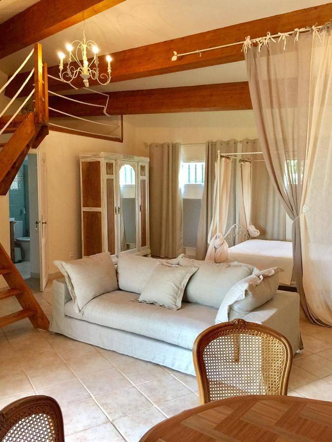 Location de vacances pour 4 personnes, avec vue ainsi que piscine et jardin à Saint-Marc-Jaumegarde - 2