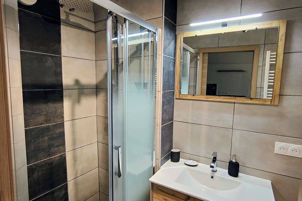 Entire apartment, Cosy downtown studio near train station in Besançon, Doubs