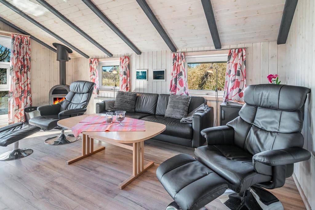 Lyst og venligt sommerhus med brændeovn in Henne, Région de Varde