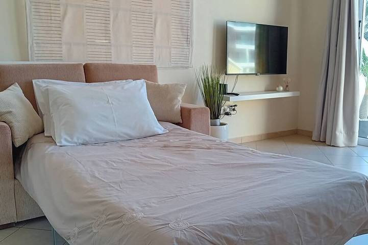Appartement entier, Kato Paphos Suites - 1-Bed Apartment, Great location, Pool view, Wi-Fi & a/c. in Paphos (ville), Chypre du Sud