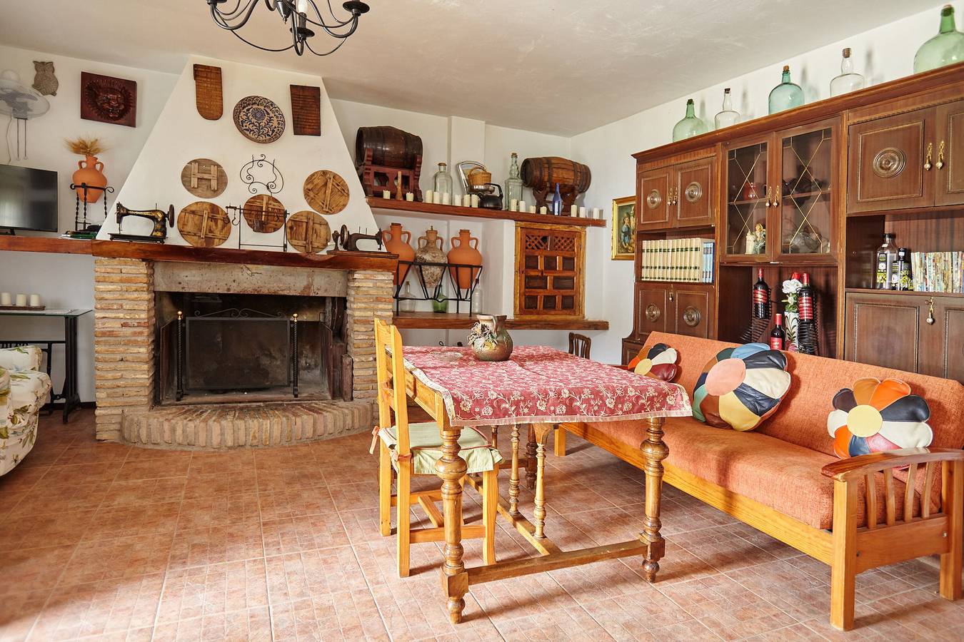 Maison 'Majolero 3' avec piscine partagée, balcon et Wi-Fi in Castillo de Locubín, Sierras Subbéticas
