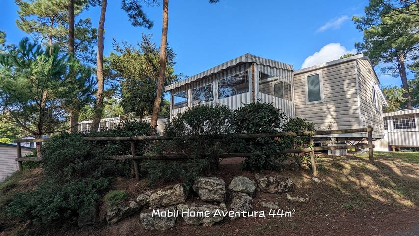 Camping pour 6 personnes, avec terrasse ainsi que jardin et piscine, animaux acceptés