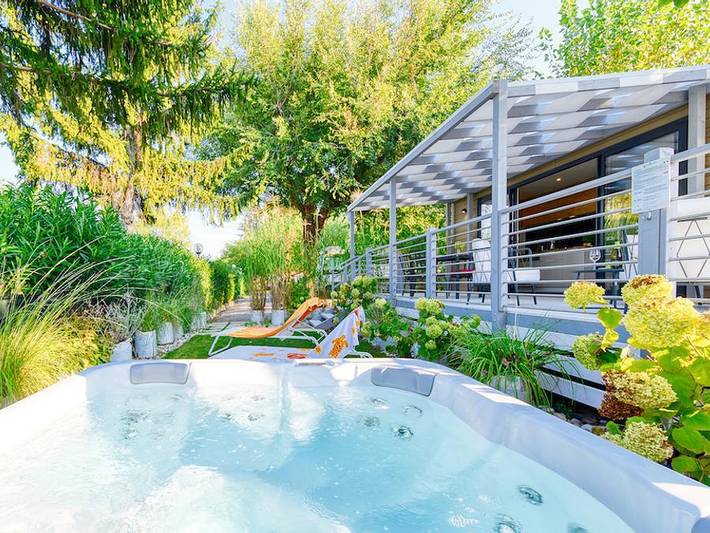 Camping für 4 Personen, mit Terrasse und Kinderpool in Peschiera del Garda