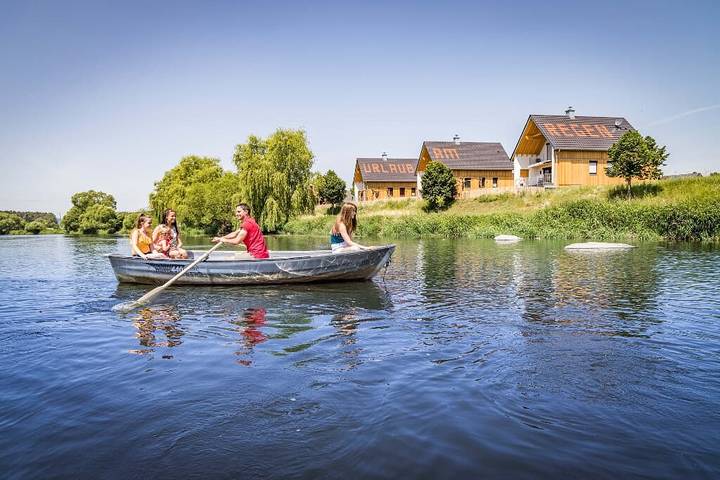 Ferienhaus für 4 Personen, mit Balkon/Terrasse und Terrasse sowie Garten und Pool in Nittenau