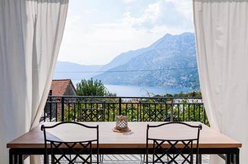 Gîte pour 6 personnes, avec piscine ainsi que jardin et vue, adapté aux familles dans Risan