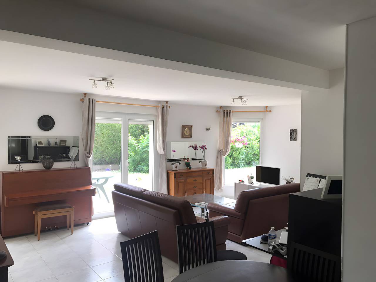 Guest Room in Louvigny with Wi-Fi, Garden, and Breakfast Included in Louvigny, Caen Området